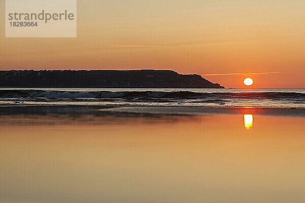 Sonnenuntergang auf der Halbinsel Crozon  Bretagne  Frankreich  Europa