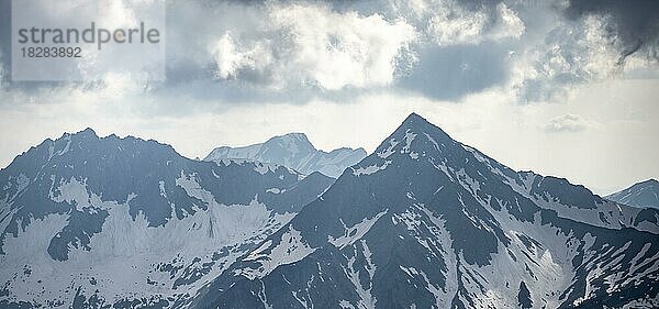 Dramatische Berge in den Allgäuer Alpen mit Schnee  Tirol  Österreich  Europa