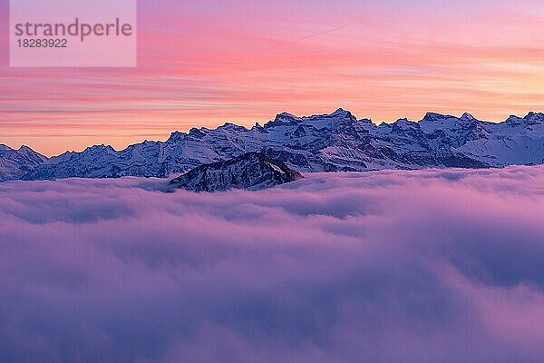 Winterliche Bergwelt mit Nebelmeer und Farben im Himmel