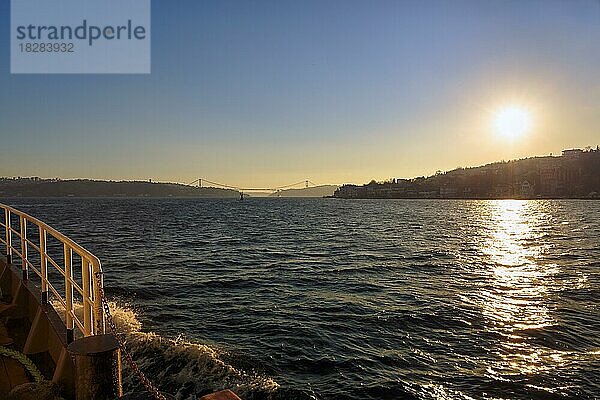 Sonnenuntergang auf einer Fähre am Bosporus  weiches Licht  Sariyer  Istanbul  Türkei  Asien