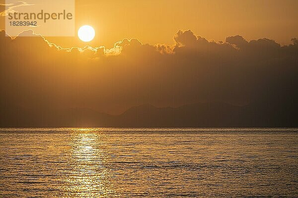 Sonnenuntergang über dem Meer  Südliche Ägäis  Griechenland  Europa
