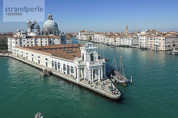 Dorohnenaufnahme mit Blick auf denCanal Grande  Venedig  Veneto  Italien  Europa