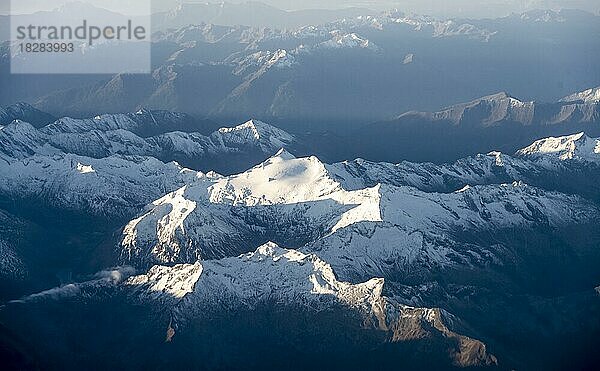 Berge im Morgenlicht  Alpen  Luftaufnahme  Österreich  Europa