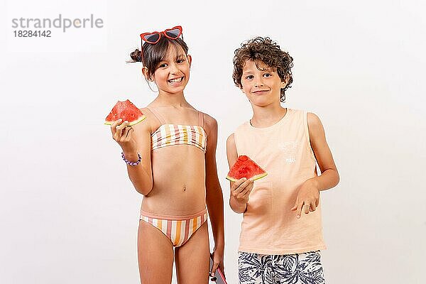 Kaukasische Kinder mit einer Wassermelone in der Hand  Sommerferien Konzept. Weißer Hintergrund