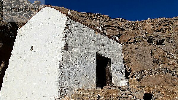 Ermita de La Pena  weiße Felsen-Kapelle  Barranco de Las Penitas  blauer wolkenloser Himmel  Fuerteventura  Kanarische Inseln  Spanien  Europa