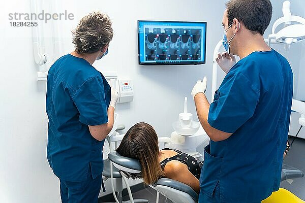 Zahnklinik  die Ärzte erklären der Patientin  wie ihre Zähne in der Revision sind