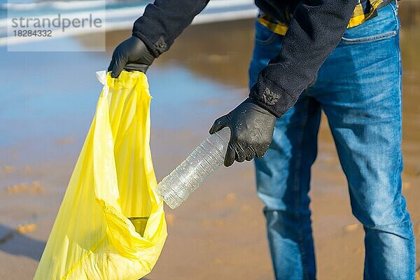 Meeresverschmutzung  unerkennbare Person  die eine Plastikflasche wirft. ökologisches Konzept