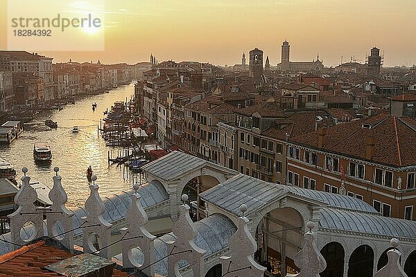 Blick auf den Canal Grande von der Terrasse des Fondaco dei Tedeschi  Venedig  Venetien  Italien  Europa