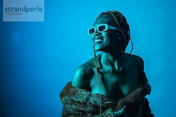Attraktive schwarze ethnische Frau mit Zöpfen mit blauen LED-Leuchten  Copy Paste