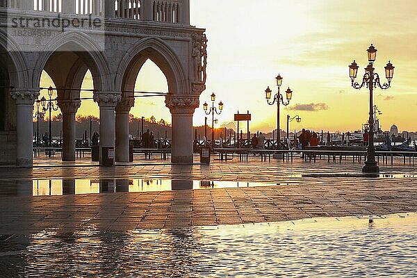 Sonnenaufgang an der Piazzetta während des Acqua alta  Blick durch die Arkaden des Dogenpalastes  Venedig  Italien  Europa