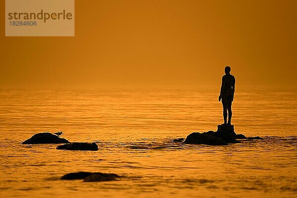 Skulptur Another Time XVI von Antony Gormley als Silhouette im Sonnenuntergang an der Nordseeküste bei Knokke-Heist  Westflandern  Belgien  Europa