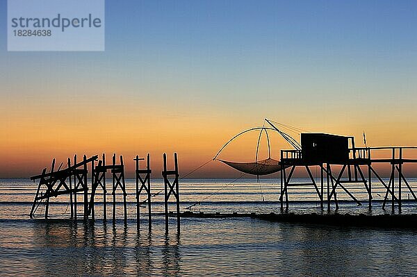 Traditionelle Carrelet-Fischerhütte mit Stellnetz am Strand bei Sonnenuntergang  Loire-Atlantique  Frankreich  Europa