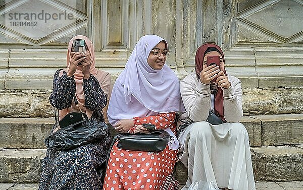 Junge Frauen  Mobiltelefone  Kairo  Ägypten  Afrika