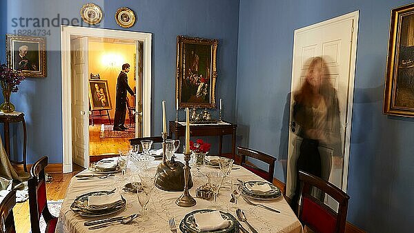 Festlich gedeckter Tisch  blaue Wände  verwischte Person  Casa Parlante  Museum mit sich bewegenden Puppen  Haus aus dem 19. Jahrhundert  Altstadt  Korfu-Stadt  Insel Korfu  Ionische Inseln  Griechenland  Europa