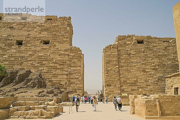 Vorhalle  Rückseite erster Pylon  Karnak-Tempel  Karnak  Ägypten  Afrika