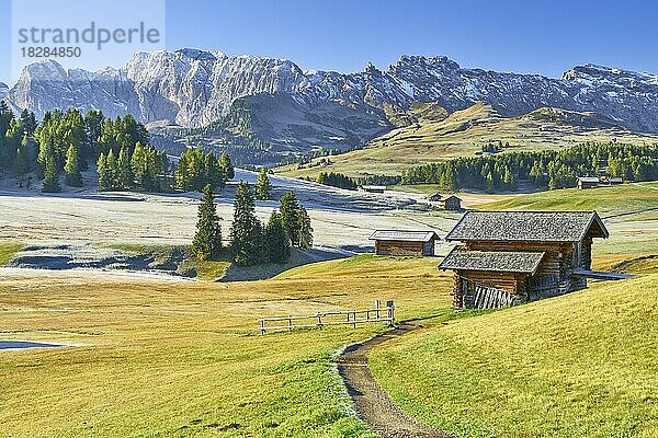 Almhütten im morgendlichen Frost  Dolomiten  Seiser Alm  Südtirol