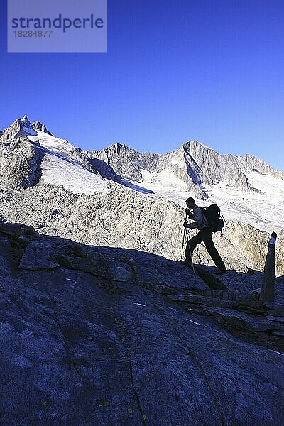 Silhouette eines Bergwanderers mit Rucksack und Wanderstöcken in den Bergen des Wildgerlostals  Zillertaler Alpen  Tirol  Österreich  Europa