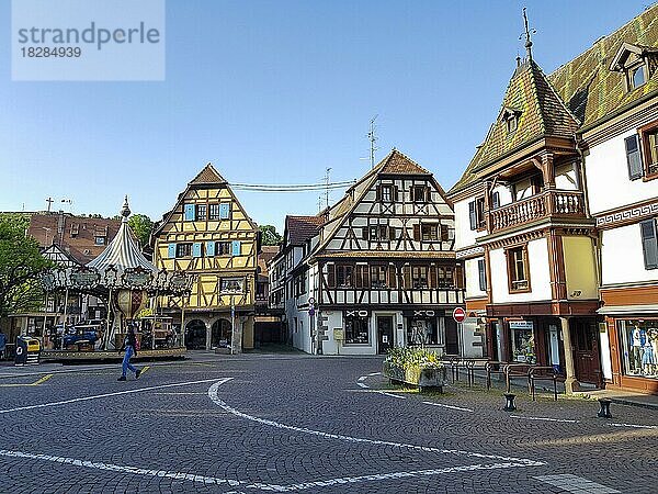 Karussell Karussell Adam und Fachwerkhäuser auf dem Platz Pl. de l'Étoile  Oberehnheim  Obernai  Grand Est  Haut-Rhin  Elsass  Alsace  Frankreich  Europa