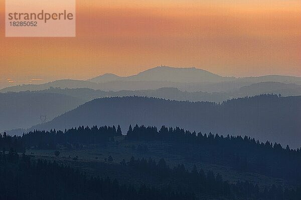 Blick über die Vogesen bei Sonnenaufgang  Elsass  Frankreich  Europa