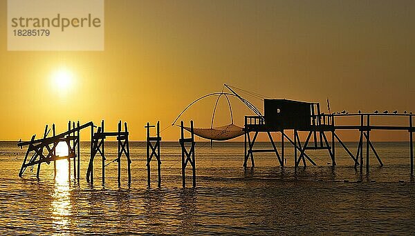 Traditionelle Carrelet-Fischerhütte mit Stellnetz am Strand bei Sonnenuntergang  Loire-Atlantique  Pays-de-la-Loire  Frankreich  Europa