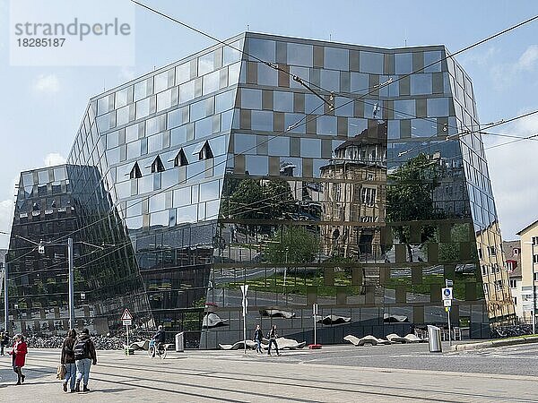 Das Gebäude der Universitätsbibliothek und die Reflexion an der Glasfassade des Gebäudes  Freiburg im Breisgau  Schwarzwald  Baden-Württemberg  Deutschland  Europa