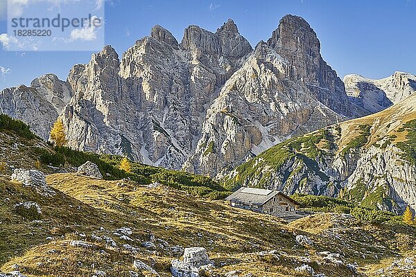 Almhütte mit Bergpanorama im Herbst  Schwabenalpenkopf  Langalm  Dolomiten  Italien  Europa