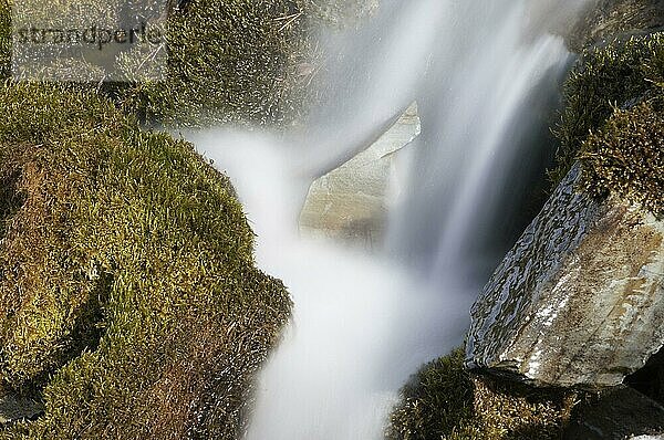 Unbenannter Wasserfall am Straßenrand  Icefields Parkway  Banff National Park  Alberta  Kanada  lange Verschlusszeit für Bewegungsunschärfe  Nordamerika