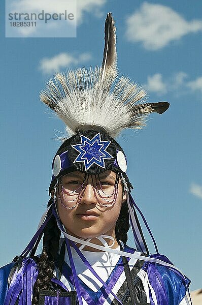 Schwarzfußjunge in traditionellem Ornat  Siksika Nation Pow-wow  Gleichen  Alberta  Kanada  Nordamerika