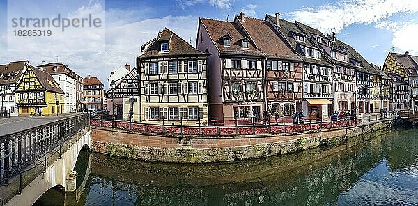 Panoramafoto Fachwerkhäuser entlang des Verlaufs der Lauch im Stadtteil La Petite Venise  Klein Venedig  Colmar  Grand Est  Haut-Rhin  Alsace  Elsass  Frankreich  Europa