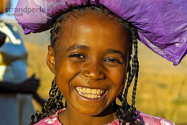 Junges freundliches Mädchen  das in die Kamera lächelt  Andringitra National Park  Madagaskar  Afrika