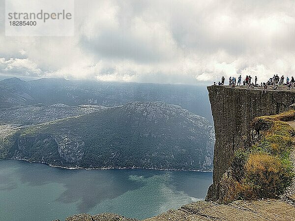 Menschenmenge  Wanderer auf Felskanzel Preikestolen  Touristen genießen Blick auf Lysefjord und Berge  Ryfylke  Rogaland  Norwegen  Europa