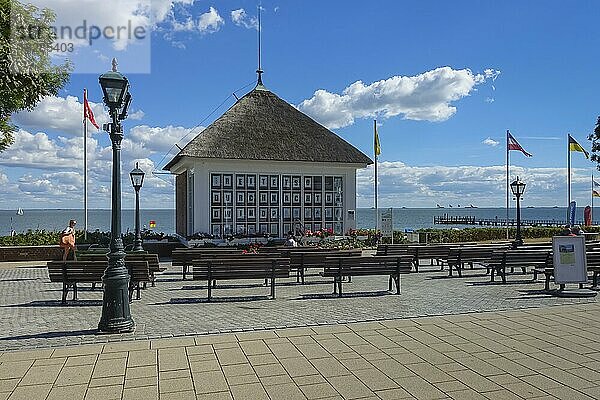 Nordseeinsel  Friesische Karibik  Veranstaltungspavillon  Konzertpavillon  Reetdach  Dachbedeckung aus Schilf  Bänke  Fahnen  hinten Nordsee  Meer  Gewässer  Wolken  Föhr  Nordfriesland  Schleswig-Holstein  Deutschland  Europa