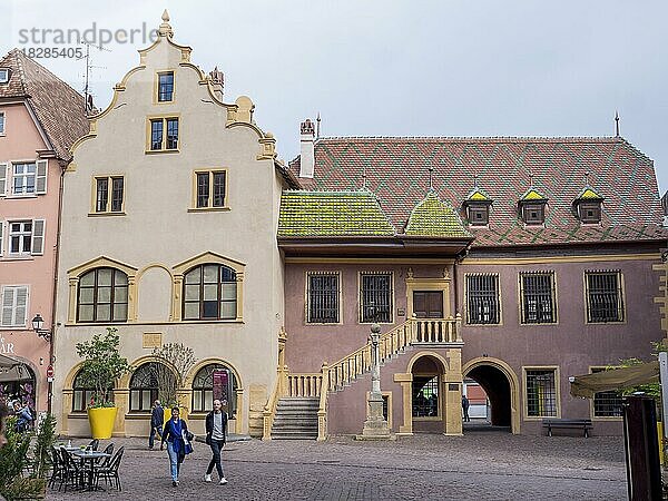 Mittelalterliche Gebäude Koifhus ? Zollhaus mit Treppen  dekorativen Fassaden und bunten Dächern  Colmar  Grand Est  Haut-Rhin  Elsass  Elsass  Frankreich  Europa