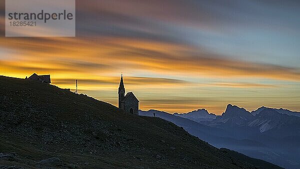 Kleine Kapelle im Schatten des Sonnenuntergangs und Blick auf die Dolomiten im Sommer  Südtirol  Südtirol  Italien  Europa