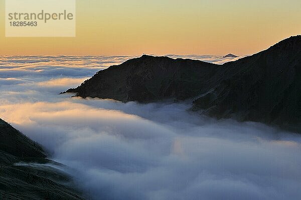 Blick über die nebelverhangenen Berge bei Sonnenaufgang vom Col du Tourmalet aus  Pyrenäen  Frankreich  Europa