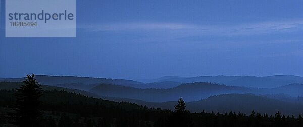 Blick auf die Vogesen bei Nacht  Elsass  Frankreich  Europa