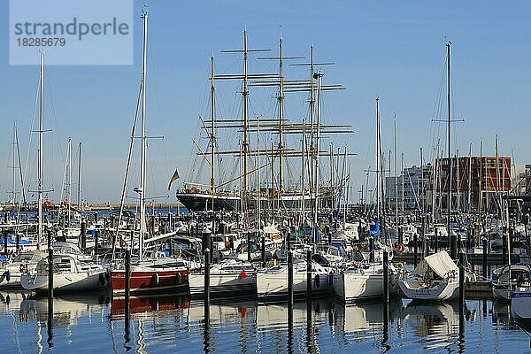 Yachthafen mit Segelschiff Passat  Priwall  Travemünde  Lübeck  Schleswig-Holstein  Deutschland  Europa