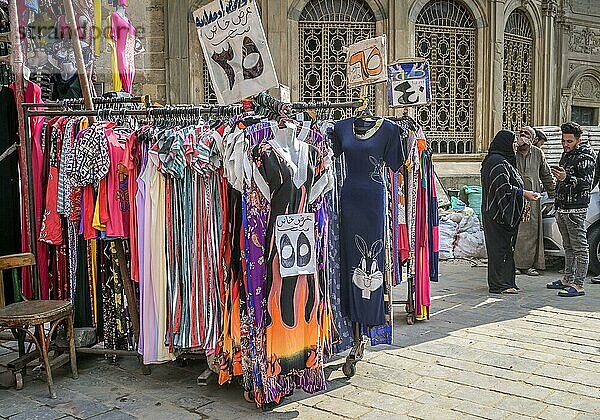 Straßenszene  Textilgeschäft  Khan el-Khalili Basar  Altstadt  Kairo  Ägypten  Afrika