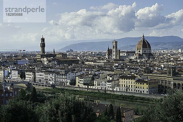 Florenz vom Piazzale Michelangelo aus  mit Dom und Basilika Santa Croce  Florenz  Italien  Europa