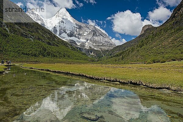 Heiliger Berg Mount Jampelyang  5958 m  Luorong Grasland  Luorong Pasture  Yading National Park  Himalaya  Daocheng County  Sichuan  Osttibet  Tibet  China  Asien