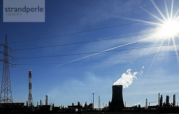 Silhouette eines Industriegebiets mit Kühlturm des BASF-Chemiewerks im Hafen von Antwerpen  Belgien  Europa