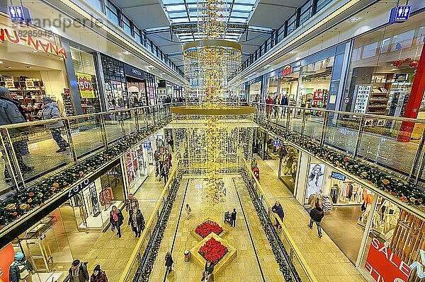 Weihnachtlich geschmückte Einkaufspassage mit großem Oberlicht  Forum Allgäu  Kempten  Allgäu  Bayern  Deutschland  Europa