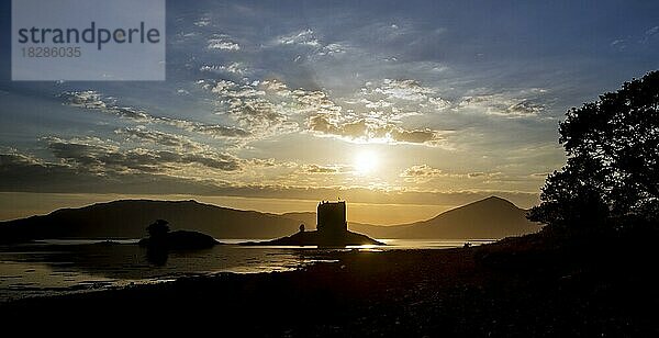 Castle Stalker  mittelalterliches vierstöckiges Turmhaus  Bergfried bei Sonnenuntergang in Loch Laich  einem Meeresarm von Loch Linnhe in der Nähe von Port Appin  Argyll  Schottland  UK