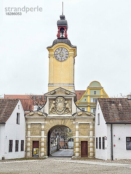 Barocker Uhrturm am Eingang des Bayerischen Armeemuseums  Ingolstadt  Oberbayern  Bayern  Deutschland  Europa