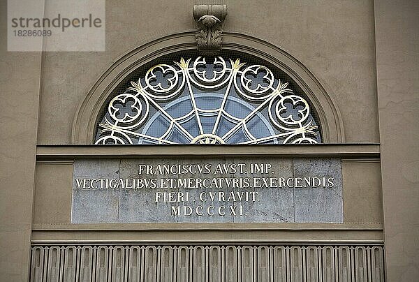 Fassadendetail  Theater  Prag  Tschechien  Europa