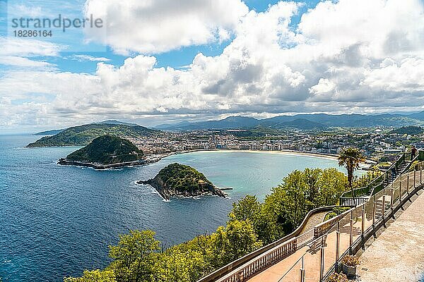 Blick auf die Stadt San Sebastián und die Insel Santa Clara vom Berg Igeldo  Gipuzkoa