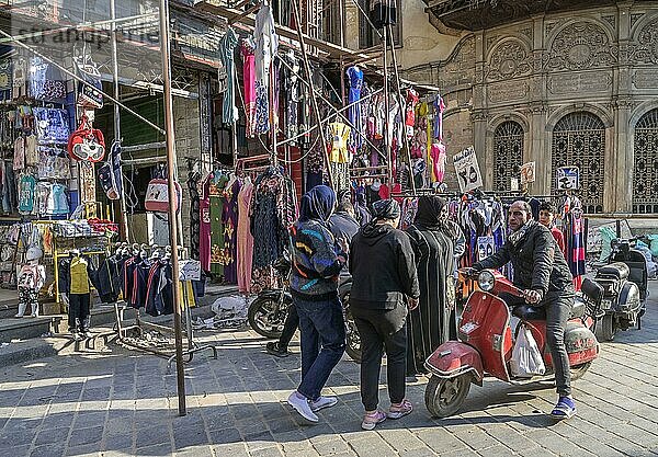 Straßenszene  Textilgeschäft  Khan el-Khalili Basar  Altstadt  Kairo  Ägypten  Afrika