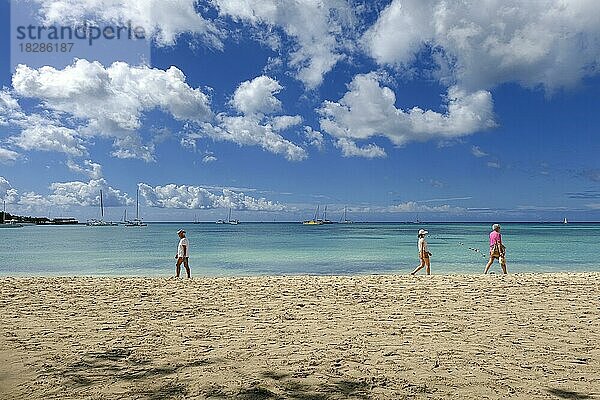 Menschen gehen am öffentlichen Strand  Playa Puplica Bayahibe  Bayahibe  Dominikanische Republik  Karibik  Mittelamerika