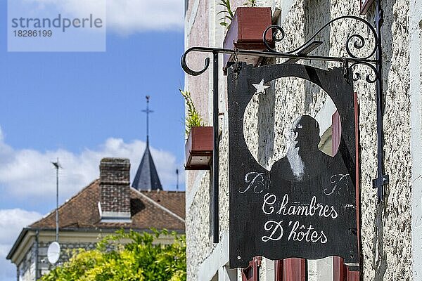 Schild mit der Silhouette des impressionistischen Malers Claude Monet in Le Coin des Artistes  chambre d'hôtes in Giverny  Departement Eure  Normandie  Frankreich  Europa