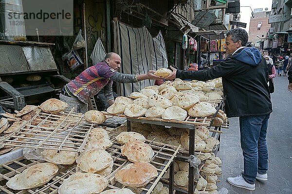 Bäckerei  Verkauf  Fladenbrot  Khan el-Khalili Basar  Altstadt  Kairo  Ägypten  Afrika